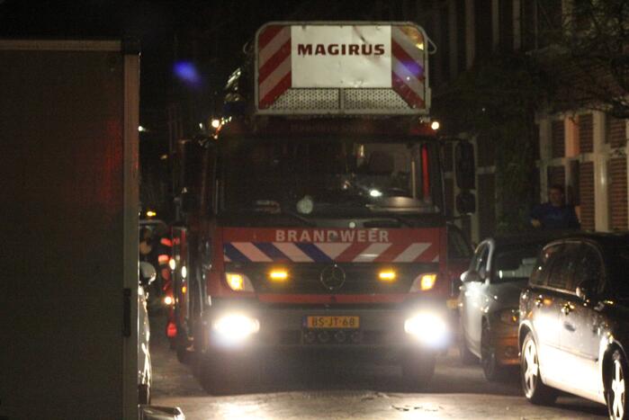 Brandweer veegt schoorsteen na brand