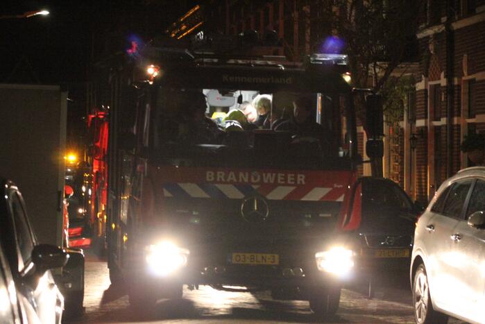 Brandweer veegt schoorsteen na brand