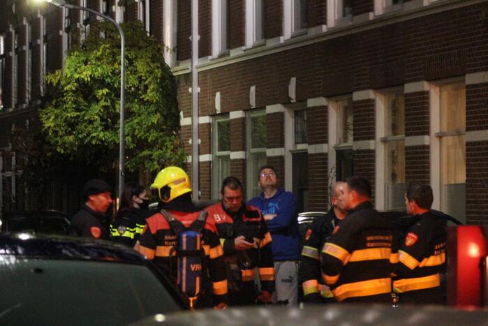 Brandweer veegt schoorsteen na brand