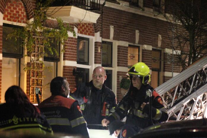 Brandweer veegt schoorsteen na brand