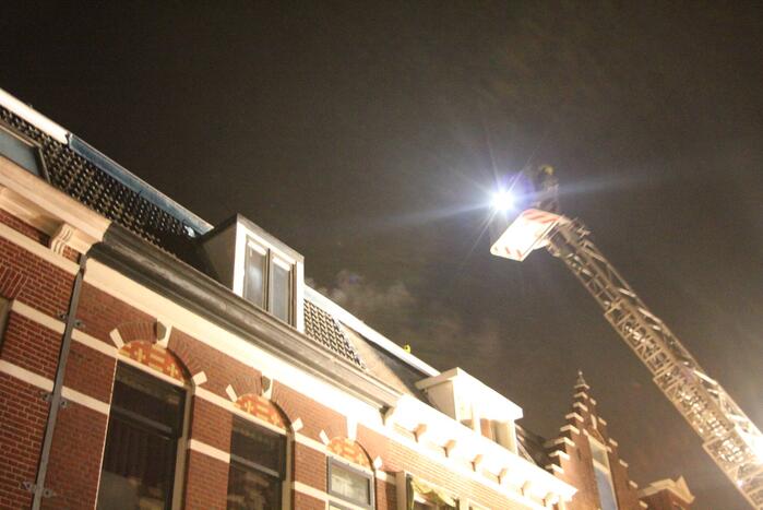 Brandweer veegt schoorsteen na brand