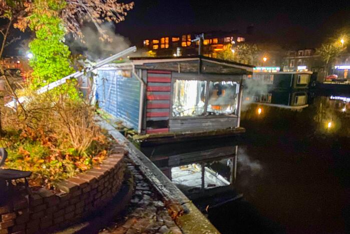 Persoon overleden na brand op woonboot
