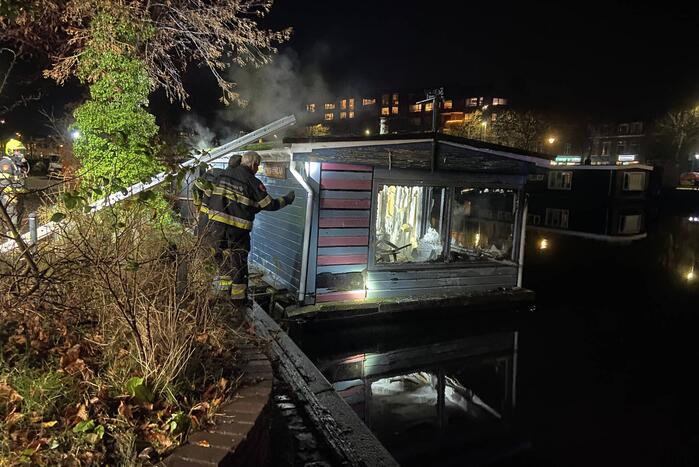 Persoon overleden na brand op woonboot