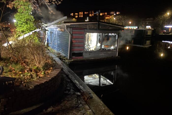 Persoon overleden na brand op woonboot