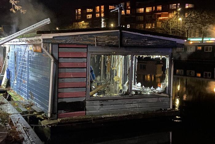 Persoon overleden na brand op woonboot