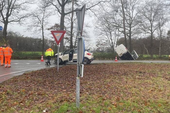Veel schade bij ongeluk tussen auto en bestelbus