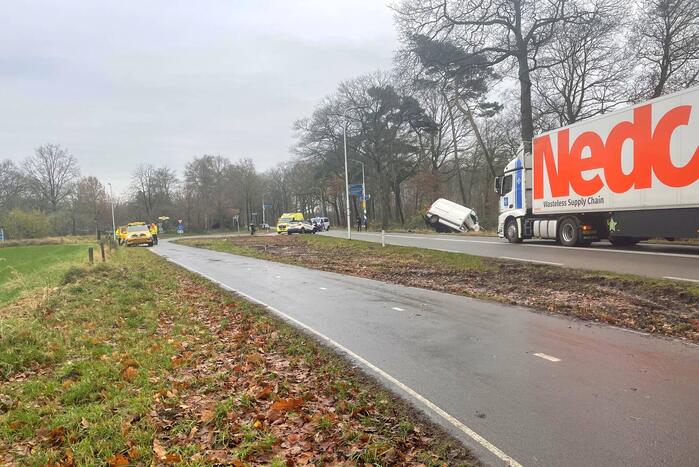 Veel schade bij ongeluk tussen auto en bestelbus