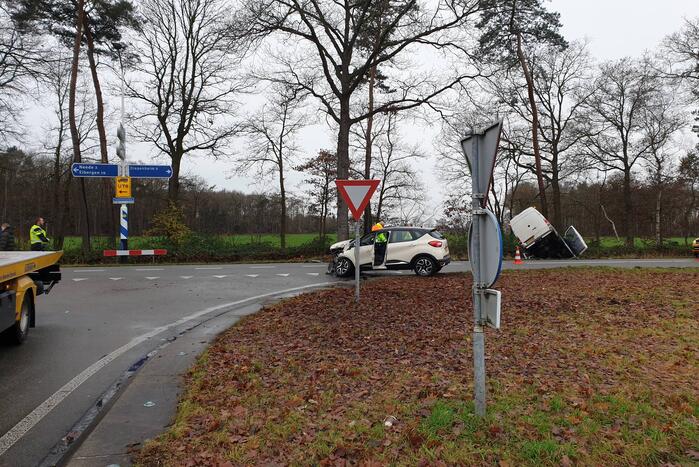 Veel schade bij ongeluk tussen auto en bestelbus