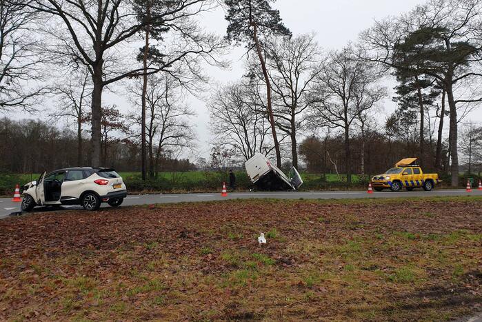 Veel schade bij ongeluk tussen auto en bestelbus
