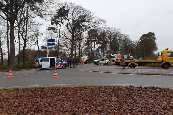 Veel schade bij ongeluk tussen auto en bestelbus