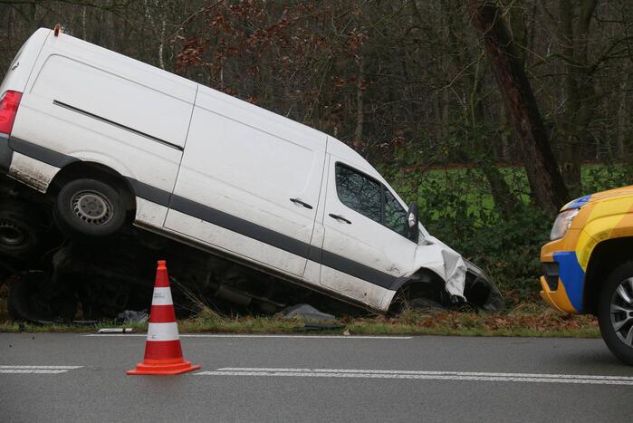 Veel schade bij ongeluk tussen auto en bestelbus