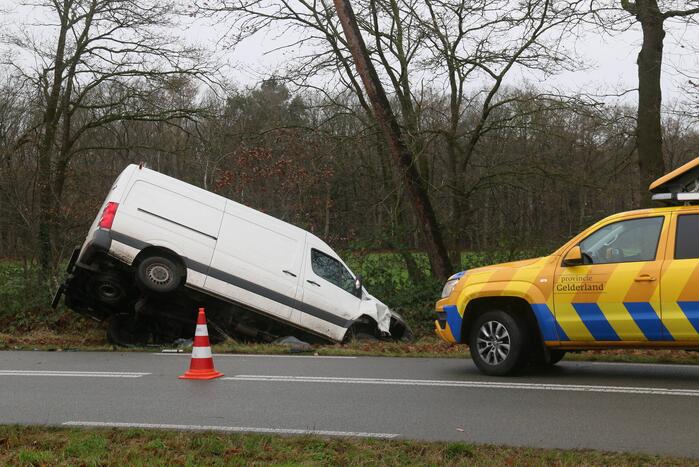 Veel schade bij ongeluk tussen auto en bestelbus