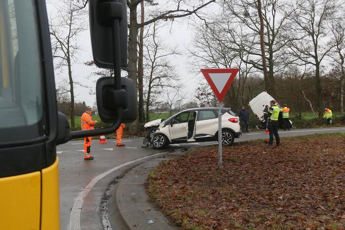 Veel schade bij ongeluk tussen auto en bestelbus