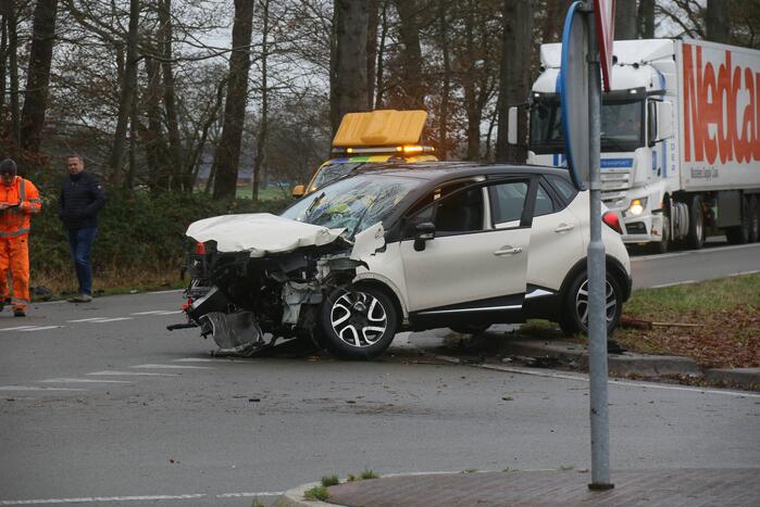 Veel schade bij ongeluk tussen auto en bestelbus