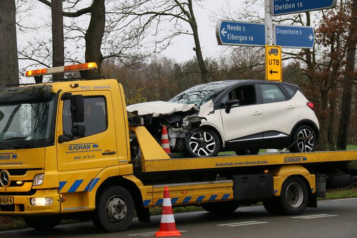 Veel schade bij ongeluk tussen auto en bestelbus