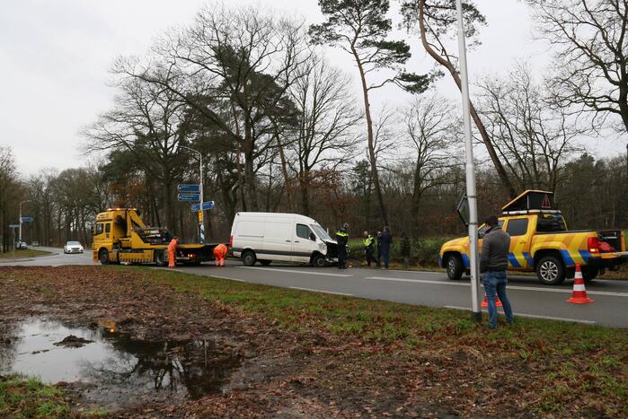 Veel schade bij ongeluk tussen auto en bestelbus