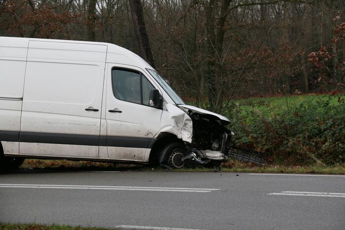 Veel schade bij ongeluk tussen auto en bestelbus