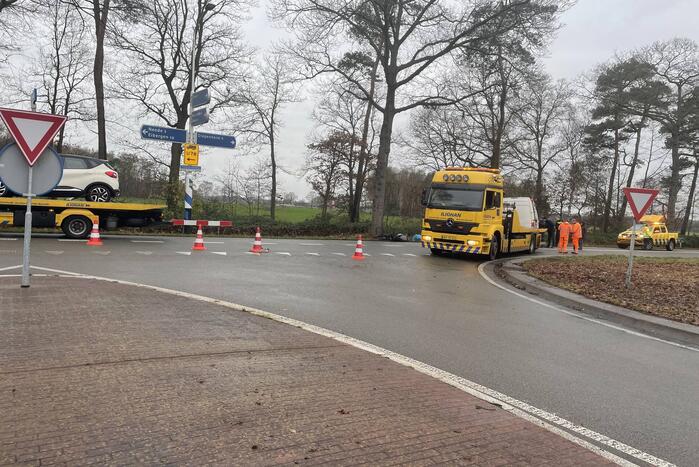 Veel schade bij ongeluk tussen auto en bestelbus