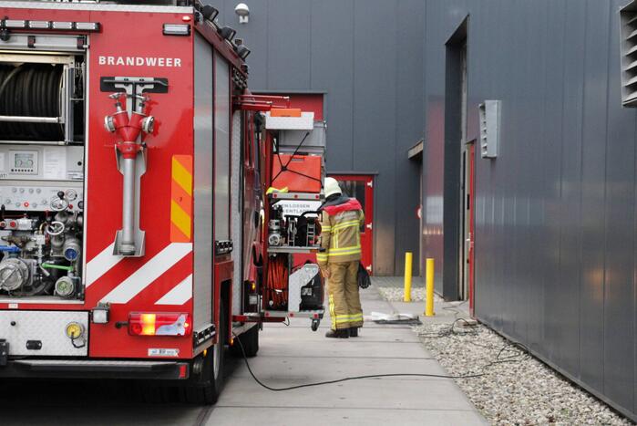 Brandweer ventileert pand na smeulbrand