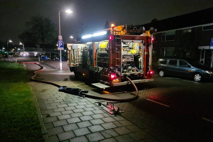 Stapel kranten in brand op schoolplein
