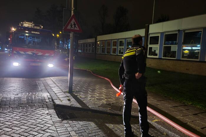 Stapel kranten in brand op schoolplein