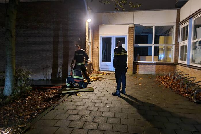Stapel kranten in brand op schoolplein