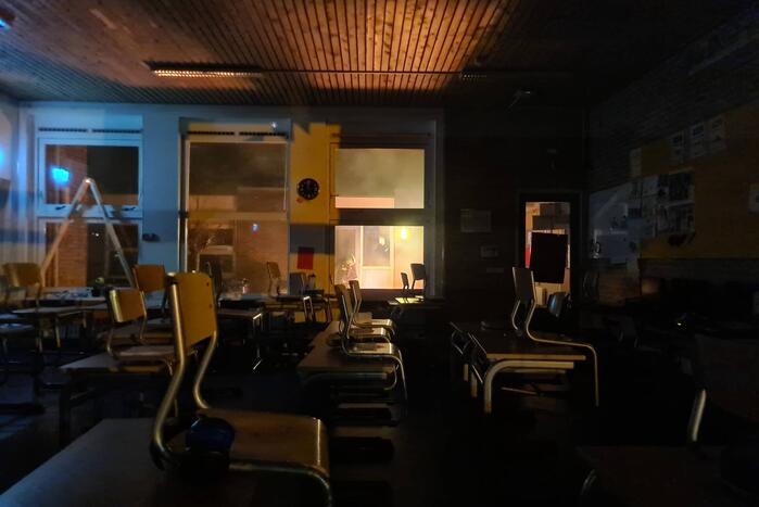 Stapel kranten in brand op schoolplein