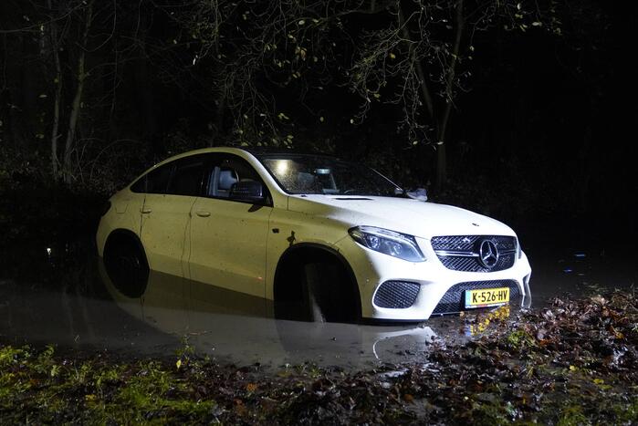 Mercedes belandt in sloot
