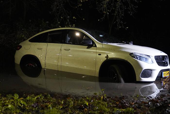 Mercedes belandt in sloot