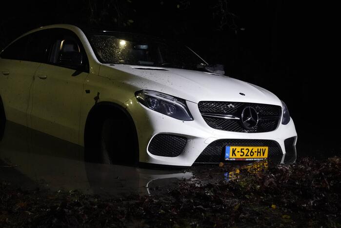 Mercedes belandt in sloot