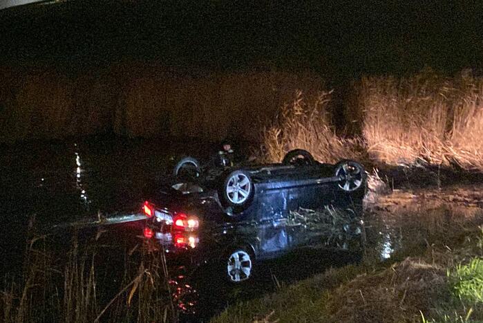 Auto belandt op op zijn kop in sloot
