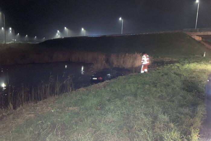 Auto belandt op op zijn kop in sloot