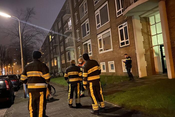 Deur ingeslagen vanwege brand