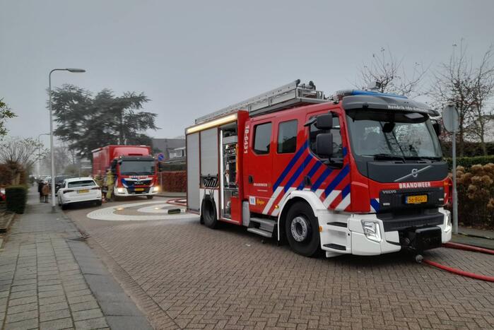 Felle schuurbrand slaat over naar woning