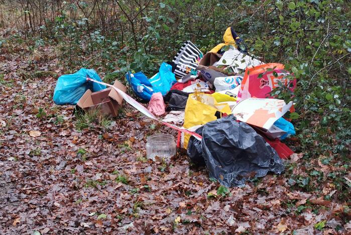Illegale afval dumping in het bos