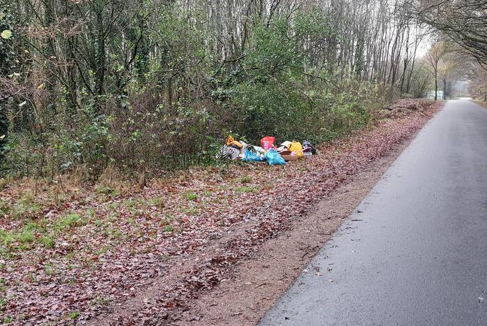 Illegale afval dumping in het bos