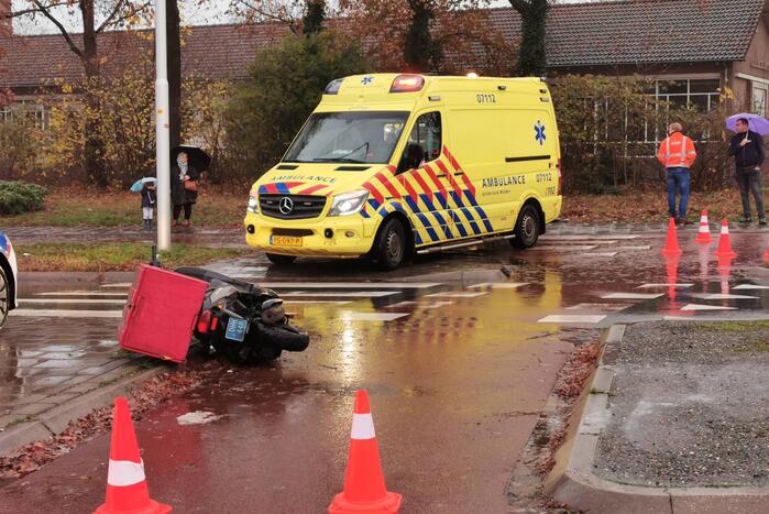Auto rijdt door na ongeval met scooter