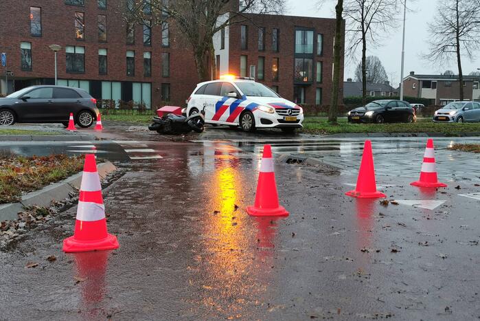Auto rijdt door na ongeval met scooter