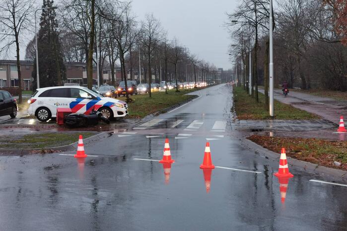 Auto rijdt door na ongeval met scooter