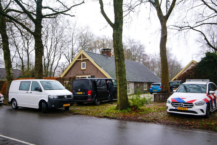 Overleden persoon aangetroffen, politie doet onderzoek