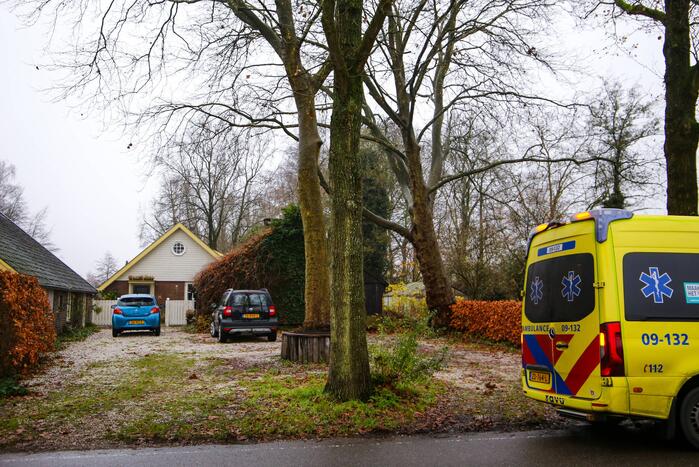 Overleden persoon aangetroffen, politie doet onderzoek