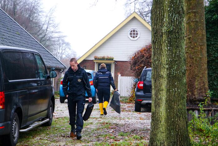 Overleden persoon aangetroffen, politie doet onderzoek