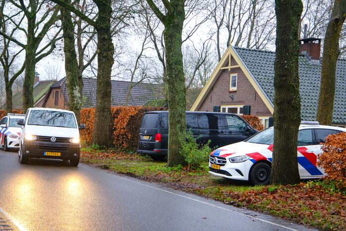 Overleden persoon aangetroffen, politie doet onderzoek