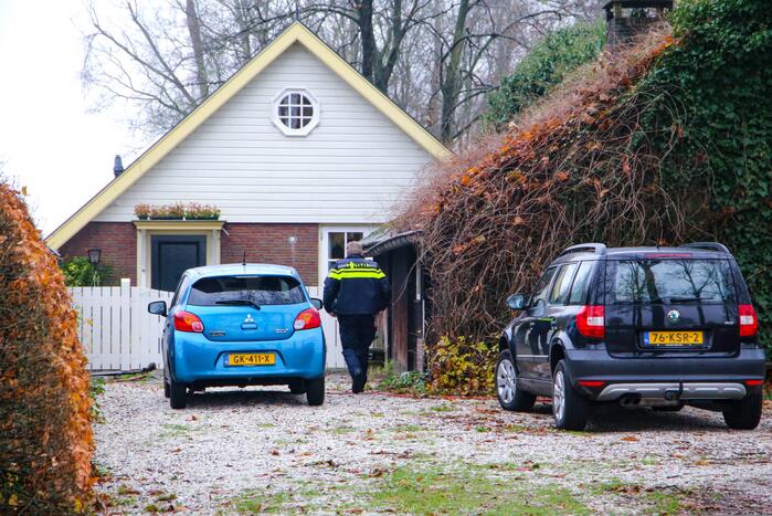 Overleden persoon aangetroffen, politie doet onderzoek