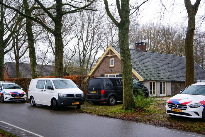 Overleden persoon aangetroffen, politie doet onderzoek