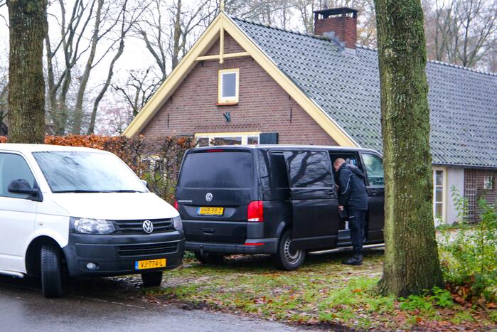 Overleden persoon aangetroffen, politie doet onderzoek