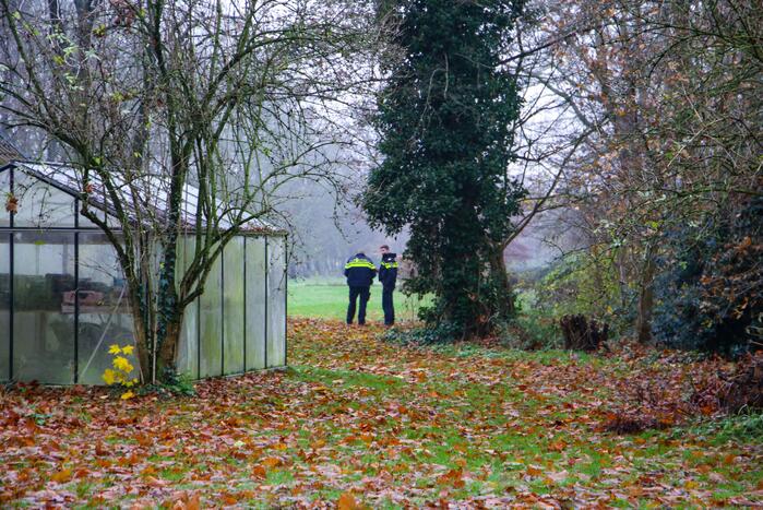 Overleden persoon aangetroffen, politie doet onderzoek
