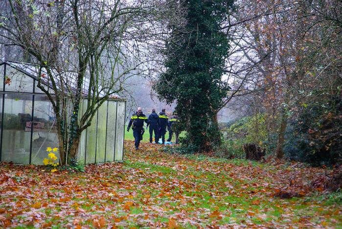 Overleden persoon aangetroffen, politie doet onderzoek