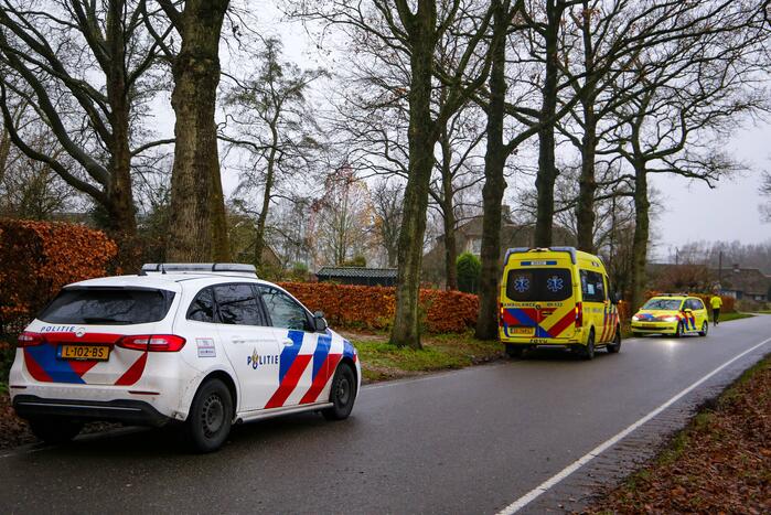 Overleden persoon aangetroffen, politie doet onderzoek
