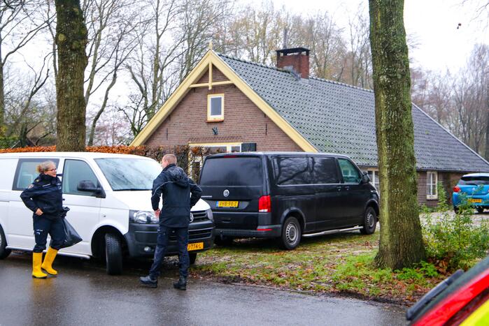 Overleden persoon aangetroffen, politie doet onderzoek